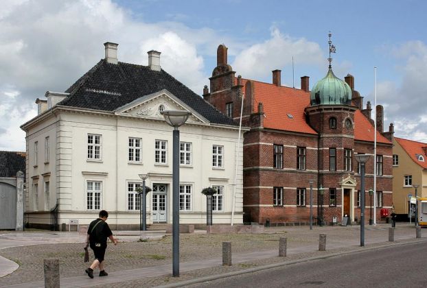 Historische Gebäude und Rathaus am Marktplatz - Torvet - an der Storegade von Stege auf Møn