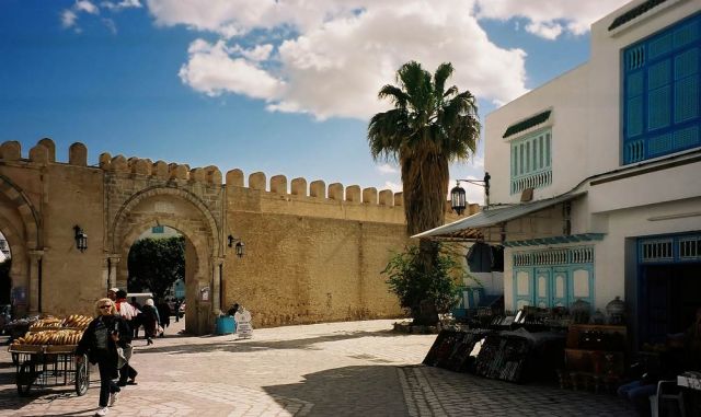 Die Medina von Kairouan - Platz der Märtyrer mit Stadtmauer