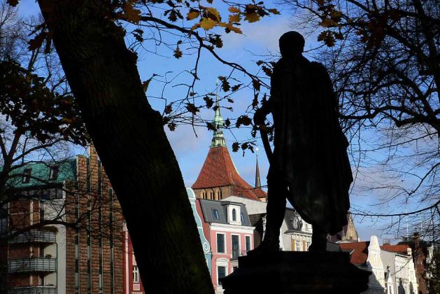 Blücher, ein Sohn der Hansestadt Rostock, blickt auf die Kröpeliner Strasse und auf die mächtige Marienkirche