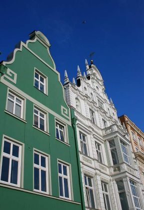 Hansestadt Rostock - die bunten Fassaden historischer Gebäude mit Treppengiebeln an der Kröpeliner Strasse