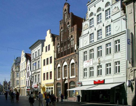 Hansestadt Rostock - historischer Gebäude mit Treppengiebeln an der Kröpeliner Strasse