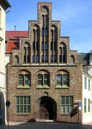 Hansestadt Rostock - das historische Kerkhof-Haus mit seinem Treppen-Giebel ist heutzutage heute Stadtarchiv und Standesamt zugleich