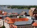 Hansestadt Rostock - eine Stadtübersicht vom Turm der St. Petrikirche mit der Warnow und Getreidespeichern am Stadthafen