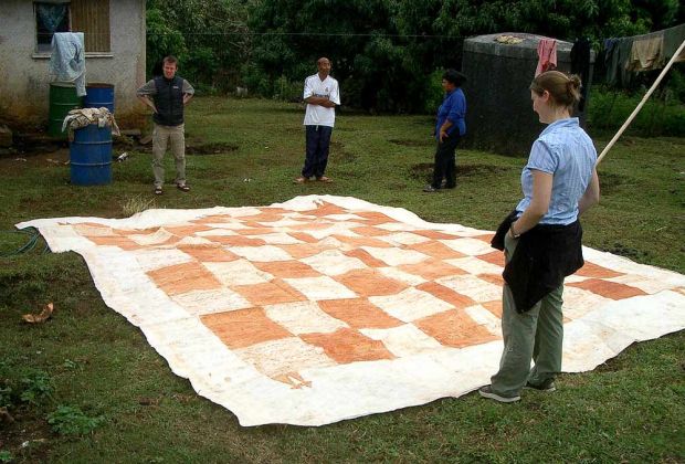 Manuelle Herstellung der begehrten und kostbaren 'Tapa Cloth - Pangai, Insel Eua, Königreich Tonga