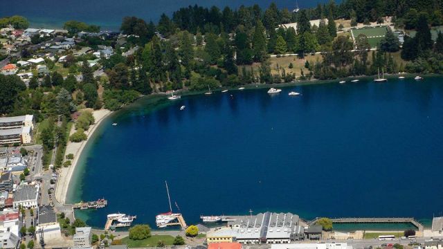 Queenstown, Neuseeland - Blick von der Skyline Queenstown auf die Lake Esplanade, die Marine Parade und Queenstown Trail am Lake Wakatipu