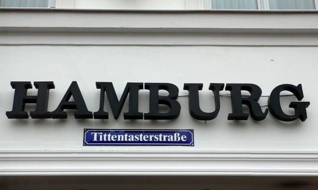 Das Schild Tittentasterstrasse am Hotel Stadt Hamburg am historischen Marktplatz - Hansestadt Wismar