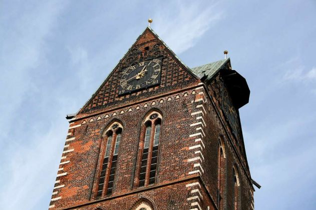 Die Kirchturmspitze der Sankt Marienkirche in Wismar