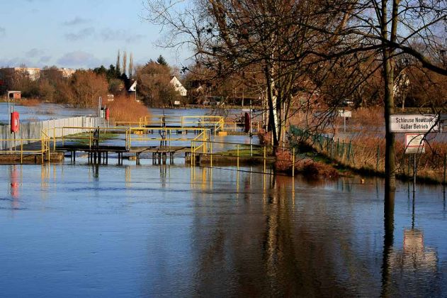 Leine-Hochwasser im Neustädter Land - die überschwemmte historische Schleuse an der Kleinen Leine in Neustadt am Rübenberge