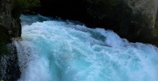 Huka Falls - die Wasserfälle nahe Taupo auf der Nordinsel Neuseelands, vom Huka Falls Lookout aus gesehen