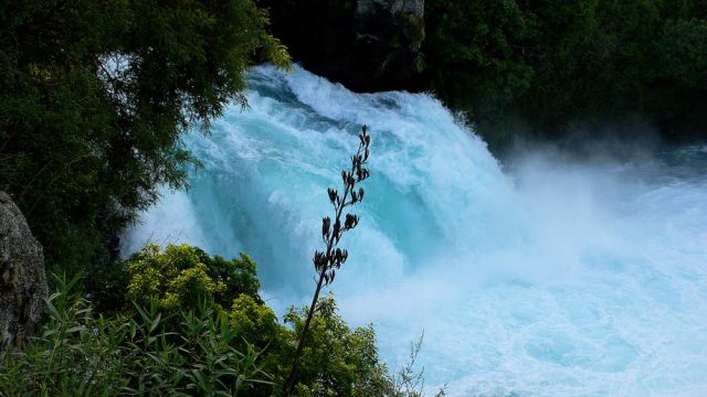 Huka Falls - die Wasserfälle nahe Taupo auf der Nordinsel Neuseelands, vom Huka Falls Lookout aus gesehen