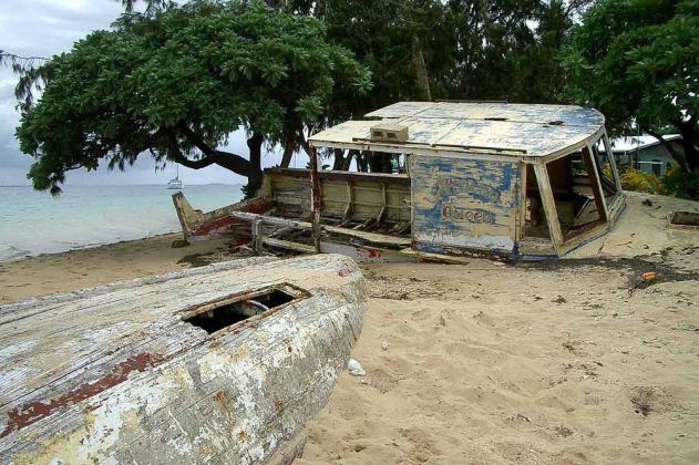 Boots-Wracks auf Pangaimotu, der traumhaften Atoll-Insel in der Lagune von Tongas Hauptstadt Nuku Alofa.