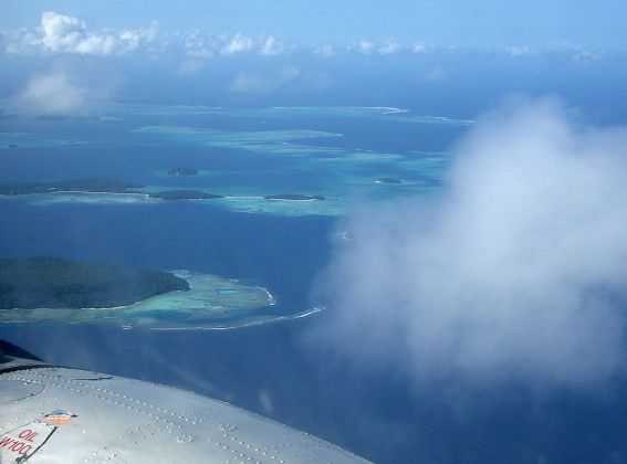 Flug von Nuku' Alofa nach Neiafu - mit der historischen Douglas DC 3 über der offenen Südsee