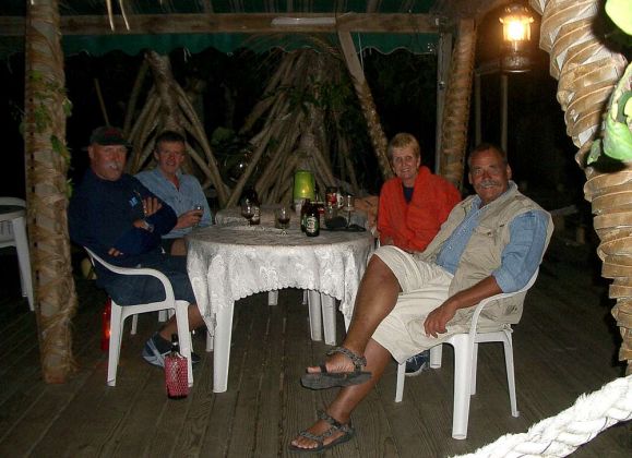 Abendliche Plauderstunde auf der Terrasse von Billy's Place nahe Pangai auf Lifuka im Königreich Tonga
