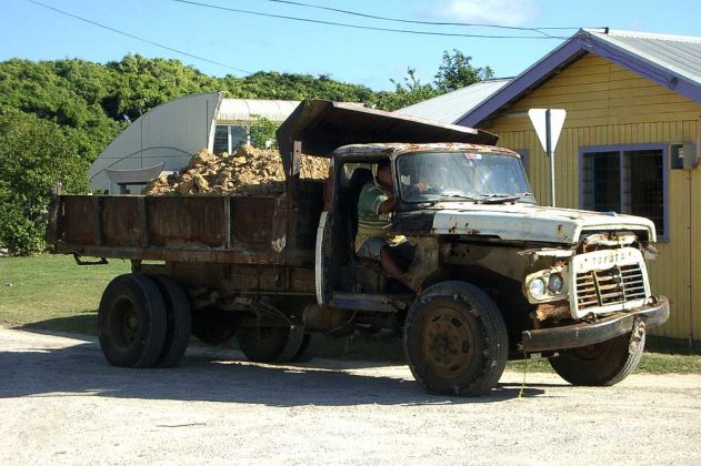Ein marodes Baufahrzeug in Pangai auf der Insel Lifuka im Königreich Tonga