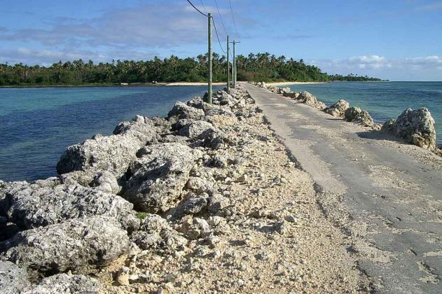 Der Damm zwischen den Südsee-Inseln Lifuka und Foa - Tongas Trauminseln im mittleren Archipel Ha'Apai