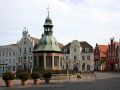 Hansestadt Wismar, der historische Marktplatz - die Wasserkunst vor den Restaurants an der Wasserkunst und Reuterhaus