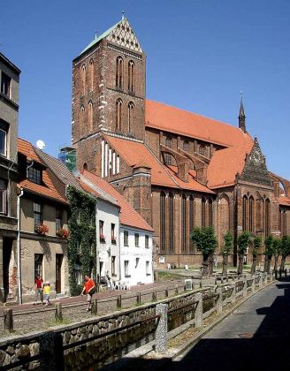 Hansestadt Wismar - die Frische Grube mit dem Mühlenbach und der St. Nikolai Kirche