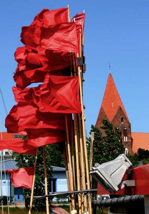 Ostseebad Rerik am Salzhaff - Netzflaggen der Fischer und die frühgotische St.-Johannes-Kirche in Rerik