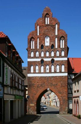 Bergringstadt Teterow - das gotische viergeschossige Malchiner Tor aus dem 14. Jahrhundert beherbergt heute das Stadtmuseum