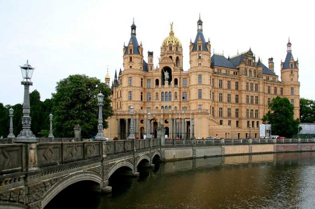 Schwerin, die Landeshauptstadt Mecklenburg-Vorpommerns - die Schlossbrücke und das Schweriner Schloss 
