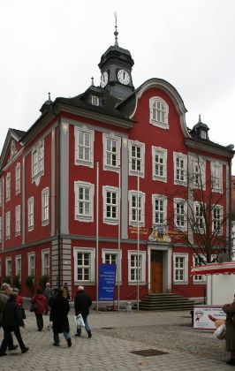 Suhl im Thüringer Wald - das denkmalgeschützte rote Rathaus am Marktplatz, Ecke Steinweg