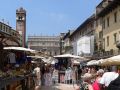 Städtereise Verona - Veronas Marktplatz, die Piazza delle Erbe mit dem Uhrturm Torre del Gardello