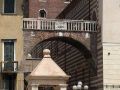 Städtereise Verona - Arco della Costa an Veronas Marktplatz, der Piazza della Erbe
