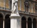 Städtereise Verona - Piazza dei Signori mit dem Denkmal Dantes