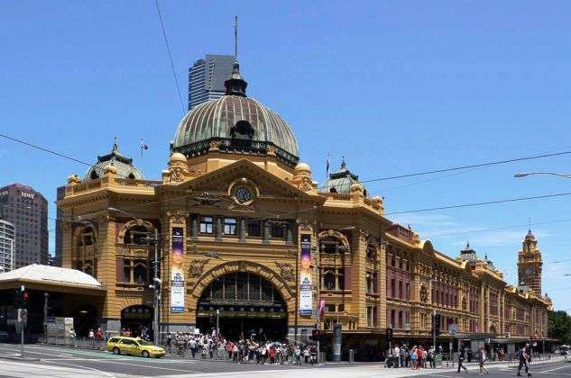 Die Flinders Street Station, der Hauptbahnhof Melbournes in Victoria, Australien