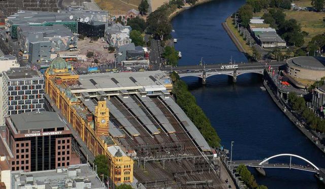 Die Flinders Street Station, der Hauptbahnhof Melbournes von oben