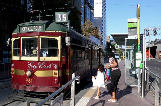 Die Circle Tram umkreist kostenlos den CBD, den Central Business District Melbournes - Victoria, Australia