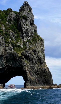 Motukokako Island oder Piercy Island - Durchfahrt durch das Hole in the Rock - Bay of Islands, Neuseeland