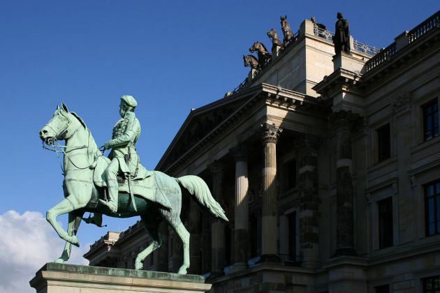 Reiterstandbild auf dem Platz am Ritterbrunnen - Schloss Braunschweig