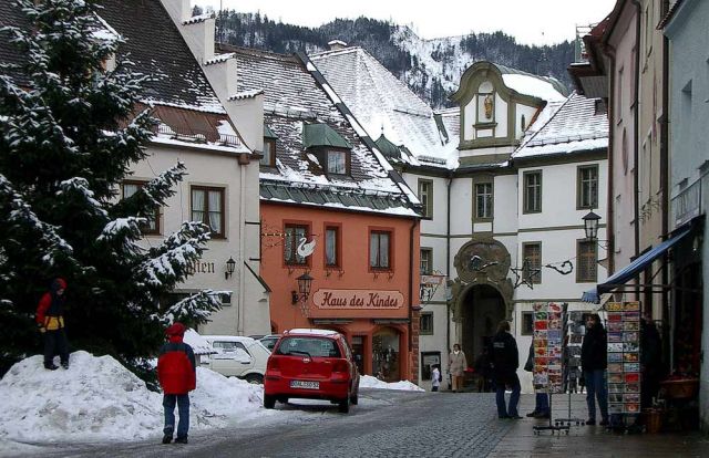 Der Brotmarkt mit dem Eingang zum Füssener Rathaus im ehemaligen Benediktinerkloster St Mang - Füssen am Lech, Ostallgäu
