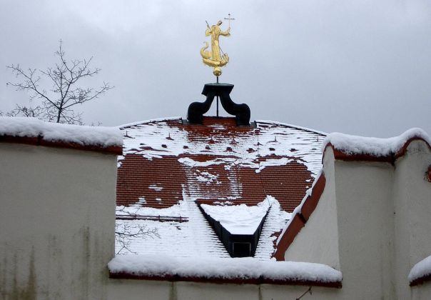 Das verschneite Dach der Schlosskapelle St. Veit - Hohes Schloss in Füssen am Lech, Ostallgäu