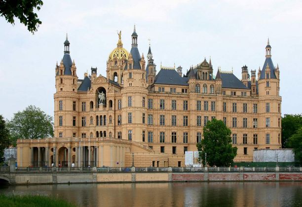 Die Gesamtansicht des Schweriner Schlosses hinter dem Burgsee - Schwerin, die Landeshauptstadt Mecklenburg-Vorpommerns 