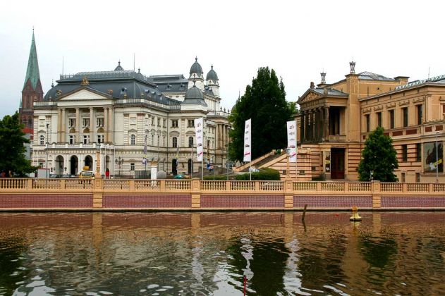 Schwerin, das Mecklenburgische Staatstheater und das Staatliche Museum am Alten Garten hinter der Schlossbucht des Schweriner Innensees
