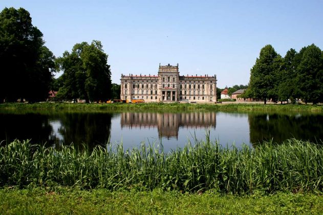 Ludwigslust, die historische Kleinstadt 'Lulu' in Mecklenburg-Vorpommern - das barocke Residenzschloss hinter dem Bassin 