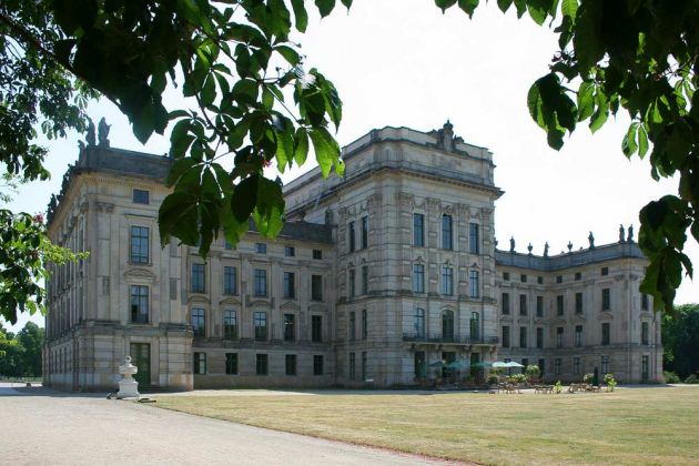 Die Garten-Fassade des barocken Residenzschlosses in der Kleinstadt Ludwigslust in Mecklenburg-Vorpommern