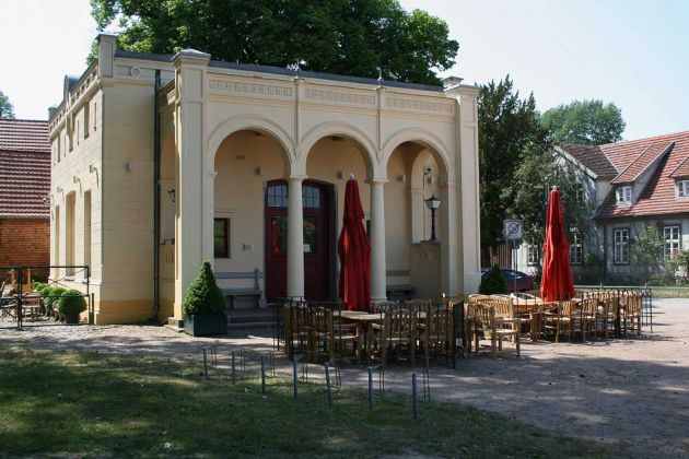 Die Alte Wache, 1853 als Wach- und Arrestlokal am Barockschloss Ludwigslust erbaut, ist heute ein Kaffeehaus und Restaurant