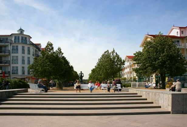 Ostseebad Kühlungsborn-Ost - die Strandpromenade mit dem Vorplatz zur Seebrücke