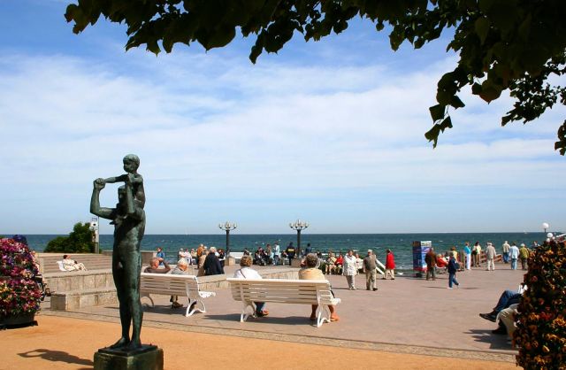 Ostseebad Kühlungsborn-Ost - die Strandpromenade mit der Skulptur 'Vater und Sohn' auf dem Vorplatz zur Seebrücke
