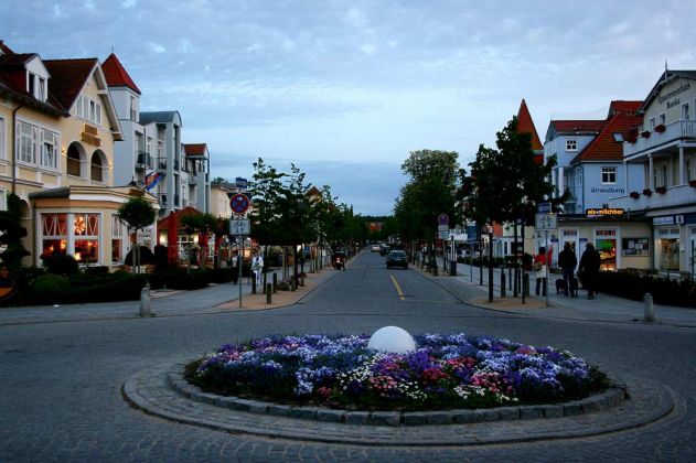 Kühlungsborn-Ost - die Strandstrasse zur berühmten 'Blauen Stunde' 