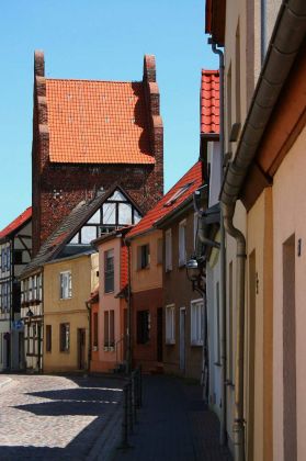 Bergringstadt Teterow, Mecklenburger Schweiz - die Ringstrasse mit dem gotischen viergeschossigen Malchiner Tor aus dem 14. Jahrhundert 