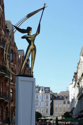 Die Skulptur Windsbraut auf dem Schiffbrückplatz in Flensburg