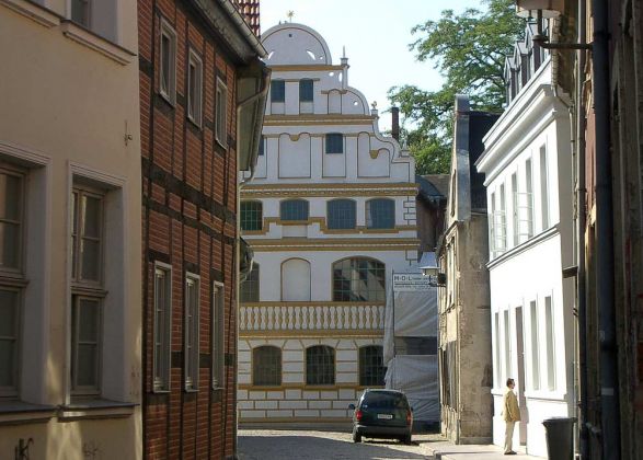Die Barlach-Stadt Güstrow - Blick aus der Kerstingstrasse auf die Fassade der barocken Domschule