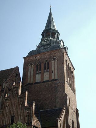 Die Barlach-Stadt Güstrow - die Pfarrkirche St. Marien am Marktplatz neben dem Rathaus