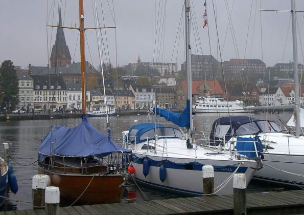 Flensburg im November - Blick von der Hafenspitze auf die Förde und auf die Marienkirche 