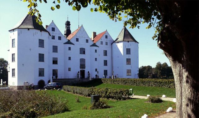 Die Ostseite des Schlosses Glücksburg bei Flensburg