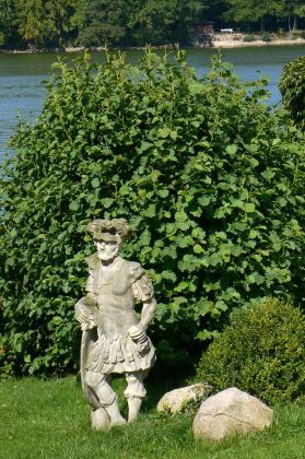 Schloss Glücksburg - eine Skulptur am Schlosseingang